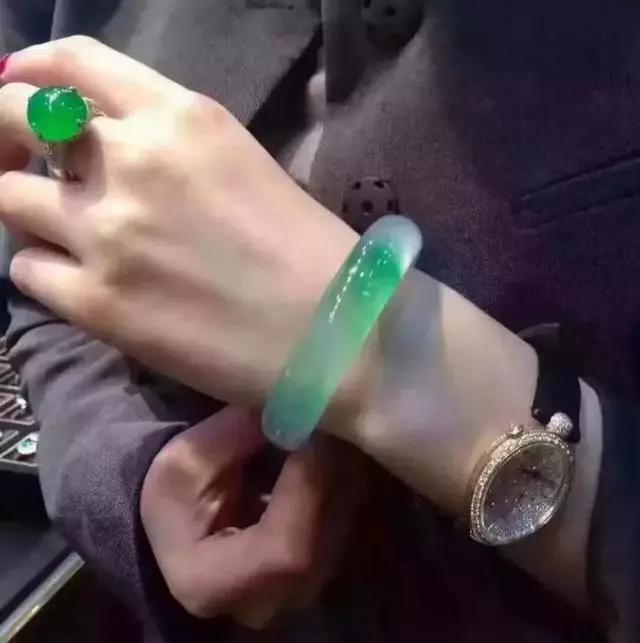 翡翠手工抛光价格,翡翠使用抛光非正常吗-第21张图片-翡翠网 翡翠手工抛光价格,翡翠使用抛光非正常吗-第21张图片-翡翠网