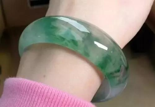 翡翠手工抛光价格,翡翠使用抛光非正常吗-第23张图片-翡翠网 翡翠手工抛光价格,翡翠使用抛光非正常吗-第23张图片-翡翠网