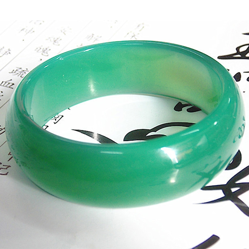 翡翠菠菜绿是什么颜色菠菜绿翡翠手镯价格-第1张图片-翡翠网 翡翠菠菜绿是什么颜色菠菜绿翡翠手镯价格-第1张图片-翡翠网