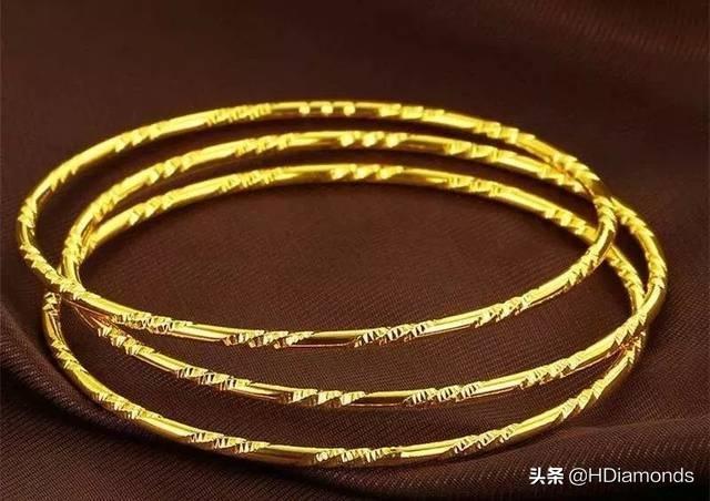 翡翠手镯待久了拿不下来怎么办翡翠手镯戴久了会越来越亮吗-第1张图片-翡翠网 翡翠手镯待久了拿不下来怎么办翡翠手镯戴久了会越来越亮吗-第1张图片-翡翠网