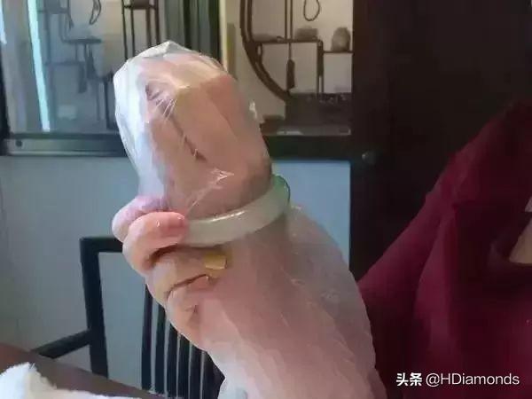 翡翠手镯待久了拿不下来怎么办翡翠手镯戴久了会越来越亮吗-第9张图片-翡翠网 翡翠手镯待久了拿不下来怎么办翡翠手镯戴久了会越来越亮吗-第9张图片-翡翠网