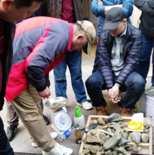 30w翡翠原石29w和30w-第2张图片-翡翠网 30w翡翠原石29w和30w-第2张图片-翡翠网