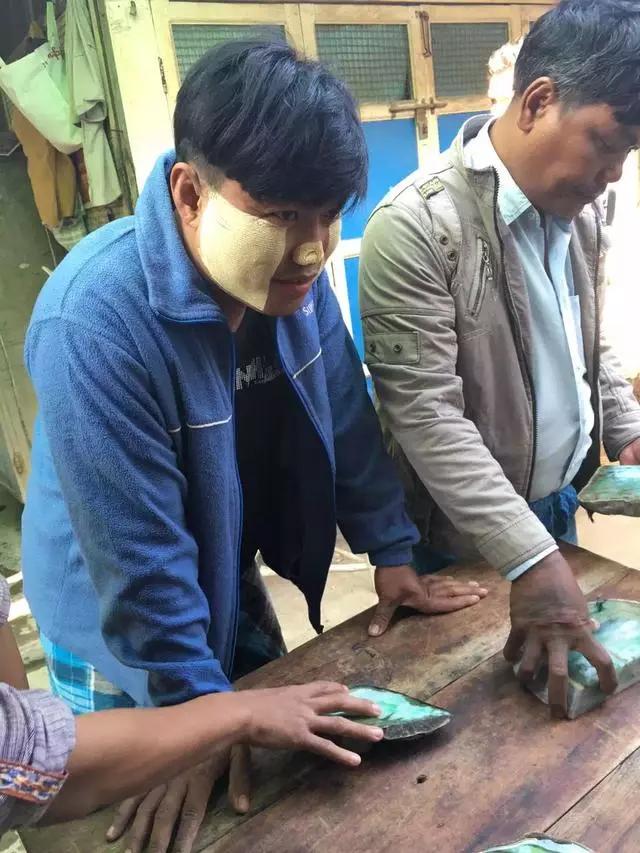 30w翡翠原石29w和30w-第4张图片-翡翠网 30w翡翠原石29w和30w-第4张图片-翡翠网