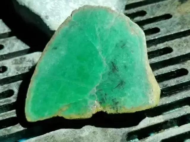 30w翡翠原石29w和30w-第7张图片-翡翠网 30w翡翠原石29w和30w-第7张图片-翡翠网