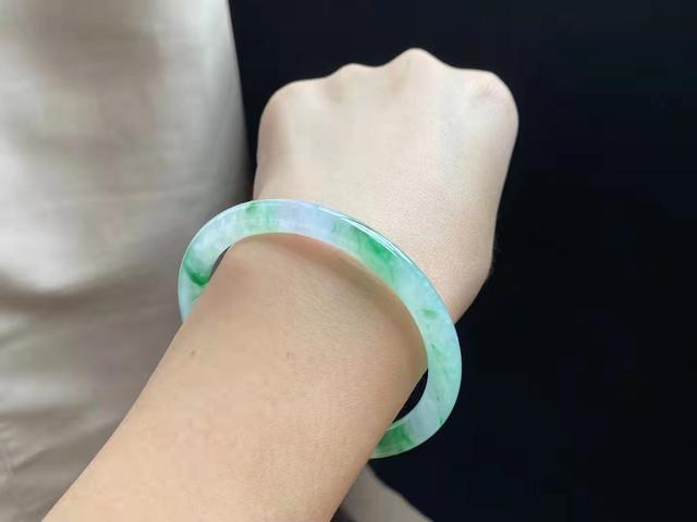 叮当镯一般多宽,翡翠手镯为什么叫叮当镯-第8张图片-翡翠网 叮当镯一般多宽,翡翠手镯为什么叫叮当镯-第8张图片-翡翠网