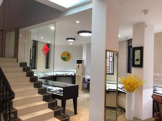 糯冰种翡翠吊坠多少钱,灵云翡翠如意图案挂件价格-第2张图片-翡翠网 糯冰种翡翠吊坠多少钱,灵云翡翠如意图案挂件价格-第2张图片-翡翠网