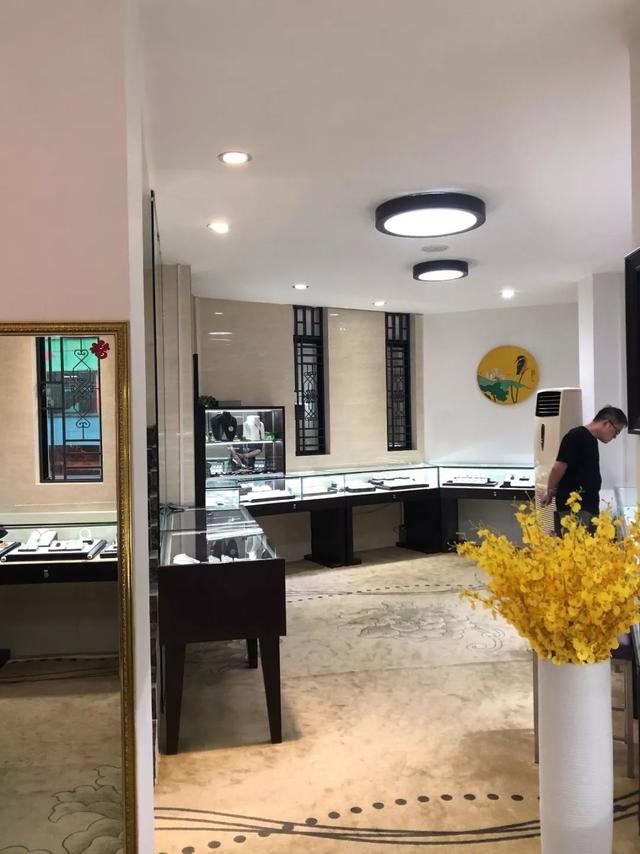 糯冰种翡翠吊坠多少钱,灵云翡翠如意图案挂件价格-第9张图片-翡翠网 糯冰种翡翠吊坠多少钱,灵云翡翠如意图案挂件价格-第9张图片-翡翠网