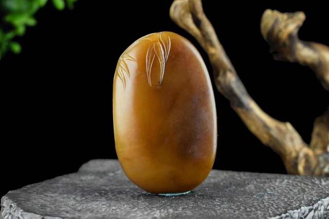 翡翠原石盘玩后会有变化吗盘玉的正确方法-第1张图片-翡翠网 翡翠原石盘玩后会有变化吗盘玉的正确方法-第1张图片-翡翠网