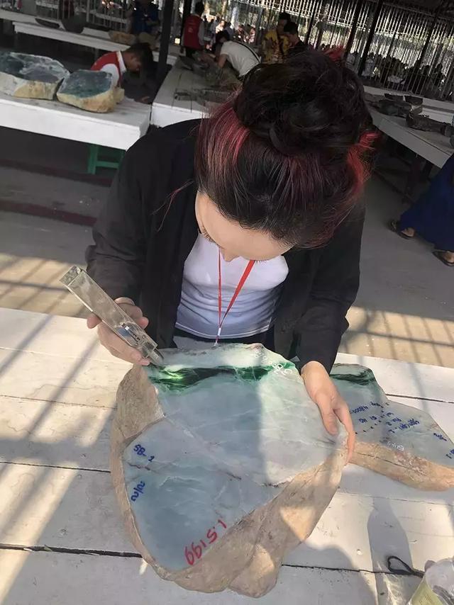 大马坎翡翠原石,翡翠原石莫西-第14张图片-翡翠网 大马坎翡翠原石,翡翠原石莫西-第14张图片-翡翠网