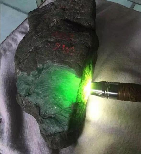 冰种翡翠挂件价格冰种翡翠戒面原石-第1张图片-翡翠网 冰种翡翠挂件价格冰种翡翠戒面原石-第1张图片-翡翠网