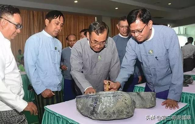 高档翡翠种原石,祖母绿翡翠原石-第3张图片-翡翠网 高档翡翠种原石,祖母绿翡翠原石-第3张图片-翡翠网