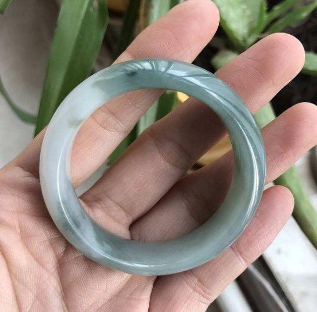 糯冰飘黑花手镯飘黑花翡翠手镯视频-第3张图片-翡翠网 糯冰飘黑花手镯飘黑花翡翠手镯视频-第3张图片-翡翠网