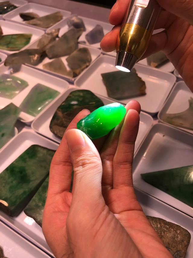 会卡翡翠打灯表现图解翡翠原石皮壳打灯-第1张图片-翡翠网 会卡翡翠打灯表现图解翡翠原石皮壳打灯-第1张图片-翡翠网