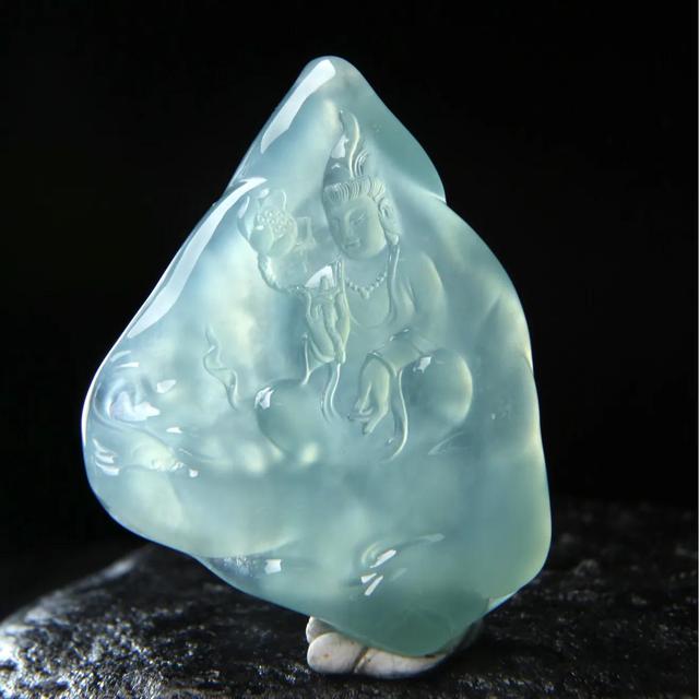 会卡翡翠打灯表现图解翡翠原石皮壳打灯-第2张图片-翡翠网 会卡翡翠打灯表现图解翡翠原石皮壳打灯-第2张图片-翡翠网