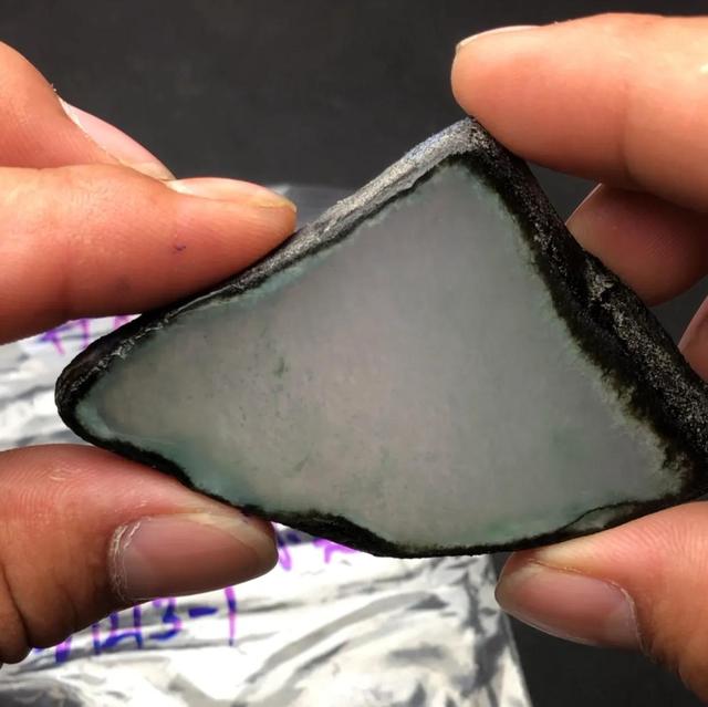 会卡翡翠打灯表现图解翡翠原石皮壳打灯-第3张图片-翡翠网 会卡翡翠打灯表现图解翡翠原石皮壳打灯-第3张图片-翡翠网