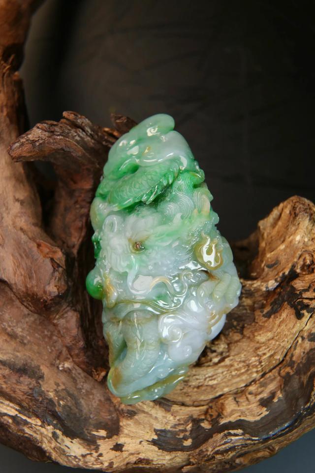 会卡翡翠打灯表现图解翡翠原石皮壳打灯-第4张图片-翡翠网 会卡翡翠打灯表现图解翡翠原石皮壳打灯-第4张图片-翡翠网