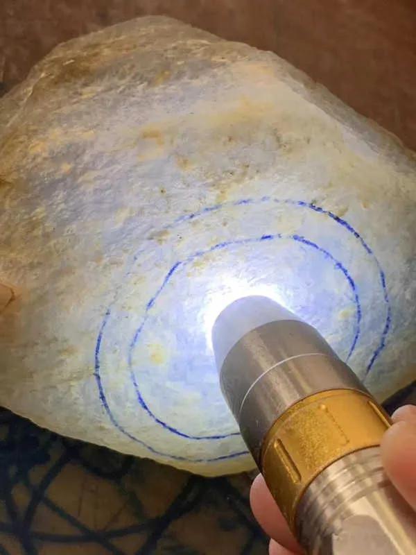 翡翠原石黑沙粒,翡翠的原石在哪里-第1张图片-翡翠网 翡翠原石黑沙粒,翡翠的原石在哪里-第1张图片-翡翠网