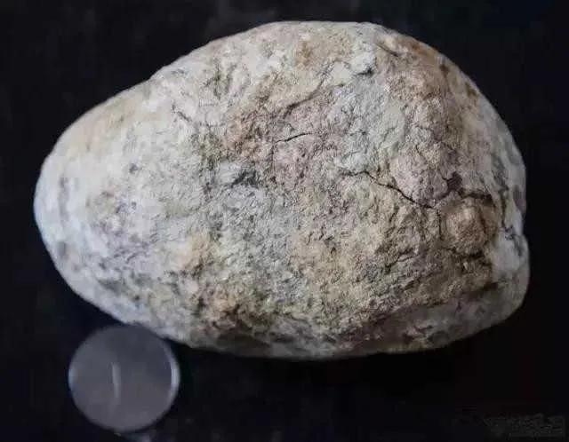 翡翠原石黑沙粒,翡翠的原石在哪里-第4张图片-翡翠网 翡翠原石黑沙粒,翡翠的原石在哪里-第4张图片-翡翠网