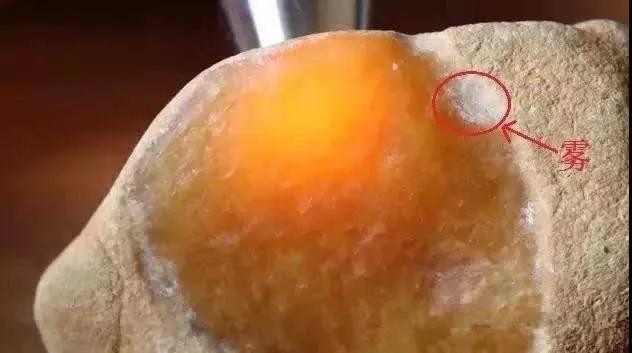 翡翠原石黑沙粒,翡翠的原石在哪里-第8张图片-翡翠网 翡翠原石黑沙粒,翡翠的原石在哪里-第8张图片-翡翠网