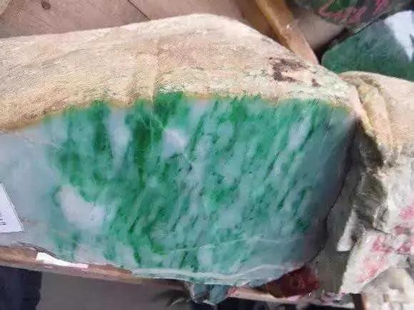 翡翠原石黑沙粒,翡翠的原石在哪里-第9张图片-翡翠网 翡翠原石黑沙粒,翡翠的原石在哪里-第9张图片-翡翠网