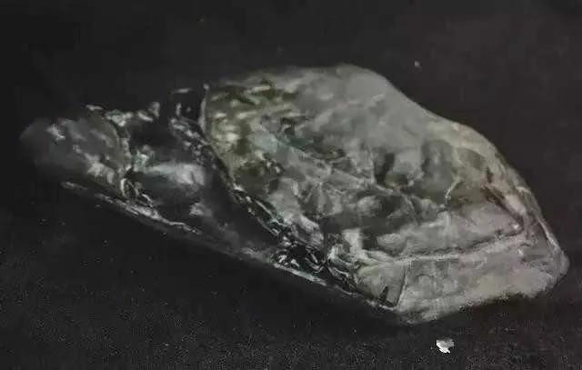翡翠原石黑沙粒,翡翠的原石在哪里-第10张图片-翡翠网 翡翠原石黑沙粒,翡翠的原石在哪里-第10张图片-翡翠网