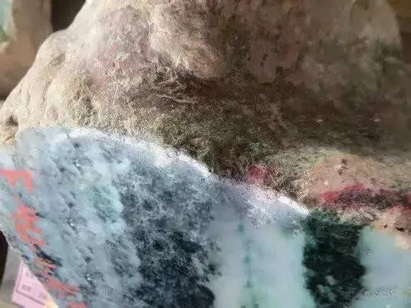 翡翠原石黑沙粒,翡翠的原石在哪里-第11张图片-翡翠网 翡翠原石黑沙粒,翡翠的原石在哪里-第11张图片-翡翠网