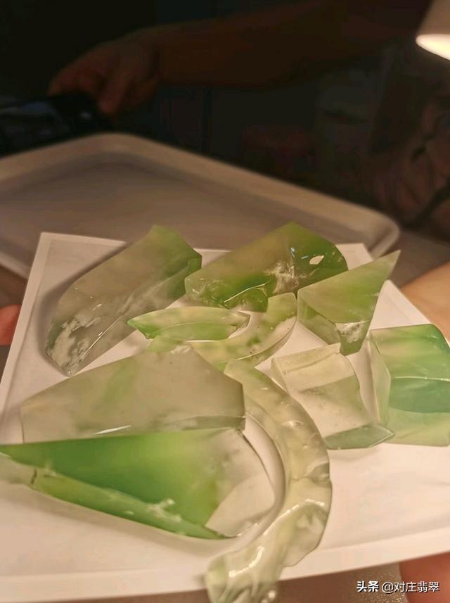 翡翠原石解石现场视频翡翠和原石的视频-第6张图片-翡翠网 翡翠原石解石现场视频翡翠和原石的视频-第6张图片-翡翠网