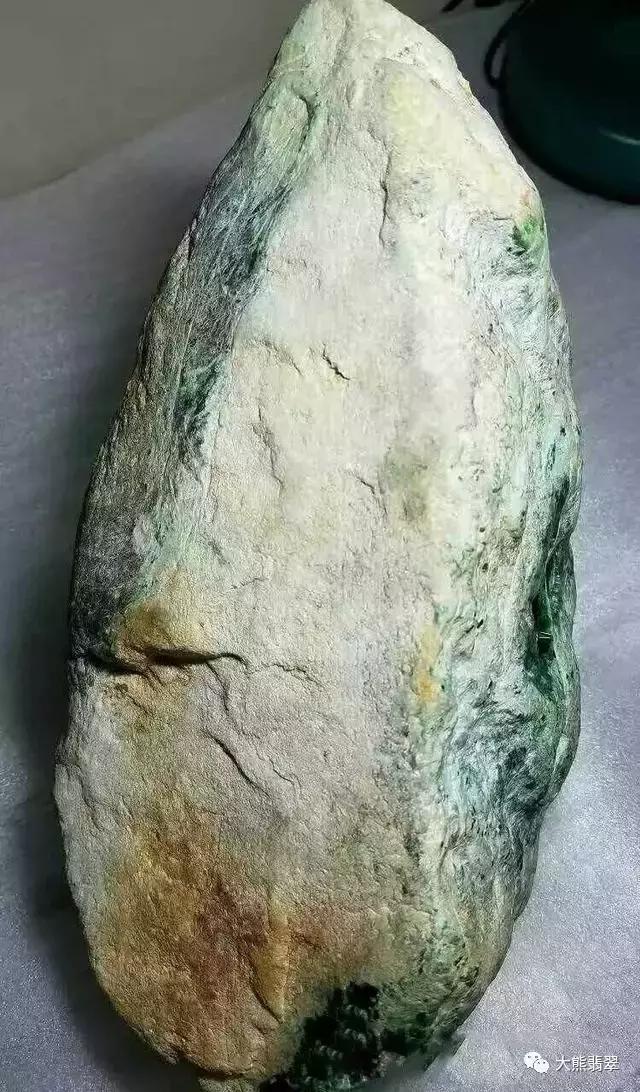 黑皮翡翠原石,压箱底翡翠原石-第1张图片-翡翠网 黑皮翡翠原石,压箱底翡翠原石-第1张图片-翡翠网