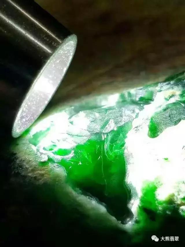 黑皮翡翠原石,压箱底翡翠原石-第2张图片-翡翠网 黑皮翡翠原石,压箱底翡翠原石-第2张图片-翡翠网