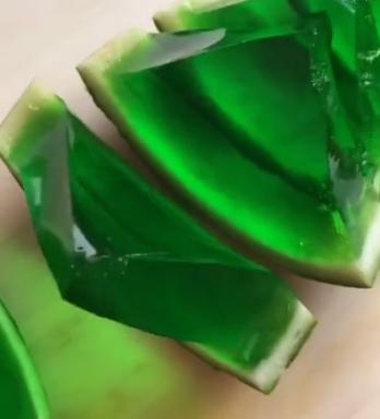 黑皮翡翠原石,压箱底翡翠原石-第4张图片-翡翠网 黑皮翡翠原石,压箱底翡翠原石-第4张图片-翡翠网