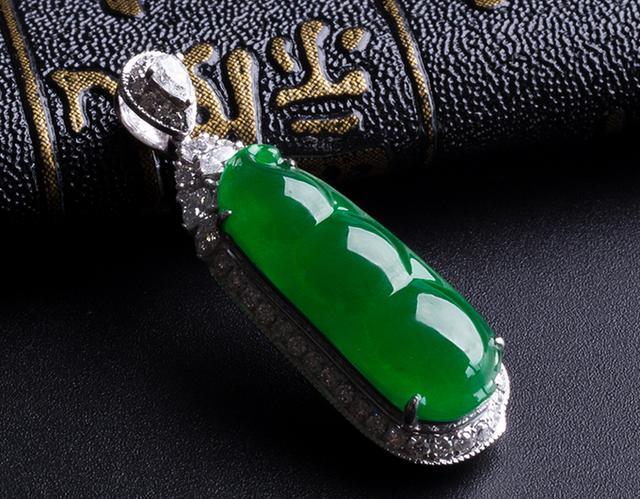 黑皮翡翠原石,压箱底翡翠原石-第7张图片-翡翠网 黑皮翡翠原石,压箱底翡翠原石-第7张图片-翡翠网