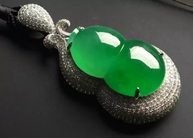 黑皮翡翠原石,压箱底翡翠原石-第8张图片-翡翠网 黑皮翡翠原石,压箱底翡翠原石-第8张图片-翡翠网