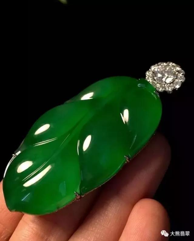 黑皮翡翠原石,压箱底翡翠原石-第9张图片-翡翠网 黑皮翡翠原石,压箱底翡翠原石-第9张图片-翡翠网