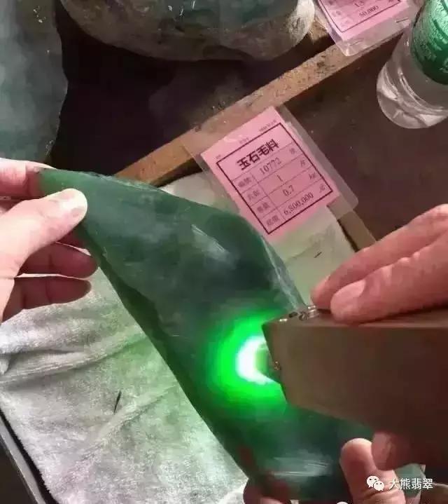 黑皮翡翠原石,压箱底翡翠原石-第10张图片-翡翠网 黑皮翡翠原石,压箱底翡翠原石-第10张图片-翡翠网