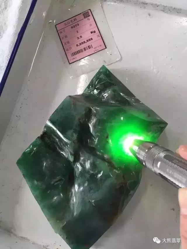 黑皮翡翠原石,压箱底翡翠原石-第11张图片-翡翠网 黑皮翡翠原石,压箱底翡翠原石-第11张图片-翡翠网