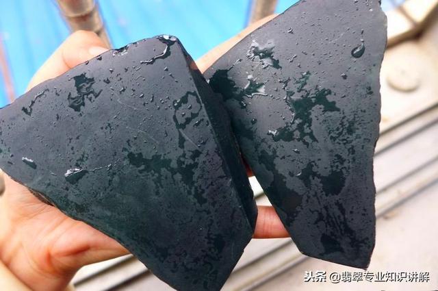 墨湾基翡翠原石开窗白里面能有绿吗,墨翡翠原石怎么鉴定-第2张图片-翡翠网 墨湾基翡翠原石开窗白里面能有绿吗,墨翡翠原石怎么鉴定-第2张图片-翡翠网