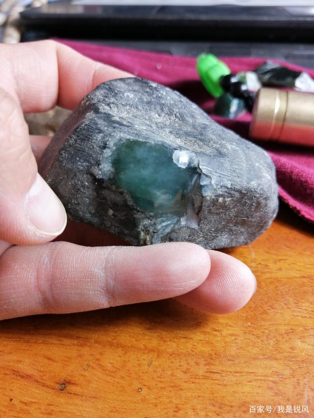 青腊皮会卡翡翠原石,翡翠原石皮壳详解图谱-第1张图片-翡翠网 青腊皮会卡翡翠原石,翡翠原石皮壳详解图谱-第1张图片-翡翠网