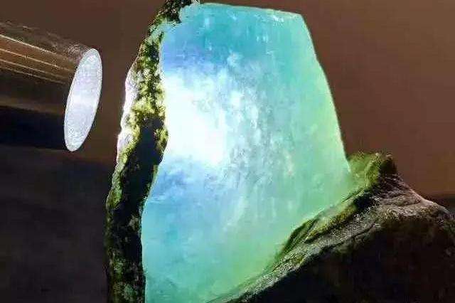 青腊皮会卡翡翠原石,翡翠原石皮壳详解图谱-第2张图片-翡翠网 青腊皮会卡翡翠原石,翡翠原石皮壳详解图谱-第2张图片-翡翠网