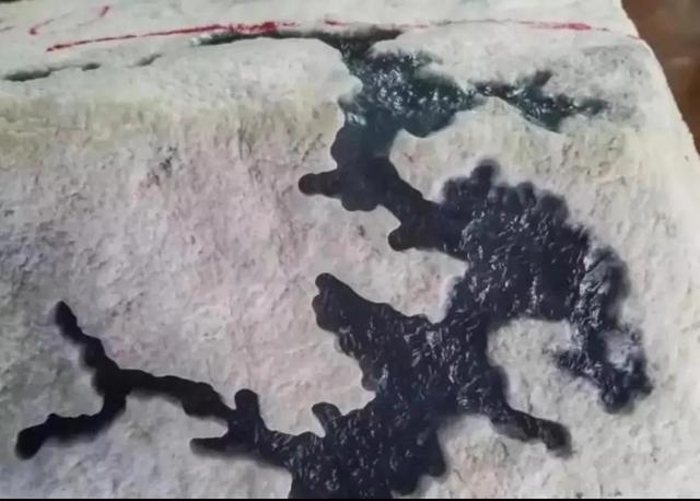 玻璃种翡翠原石裂了还值钱吗翡翠有裂痕会不吉利吗-第2张图片-翡翠网 玻璃种翡翠原石裂了还值钱吗翡翠有裂痕会不吉利吗-第2张图片-翡翠网