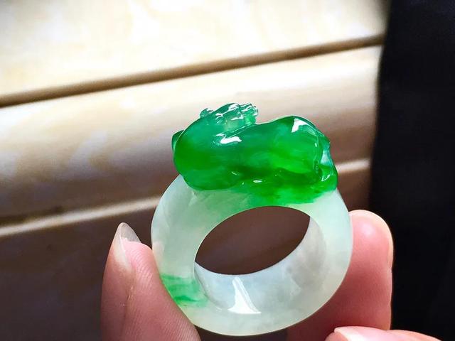 男士翡翠黄金戒指翡翠男式戒指价格-第12张图片-翡翠网 男士翡翠黄金戒指翡翠男式戒指价格-第12张图片-翡翠网