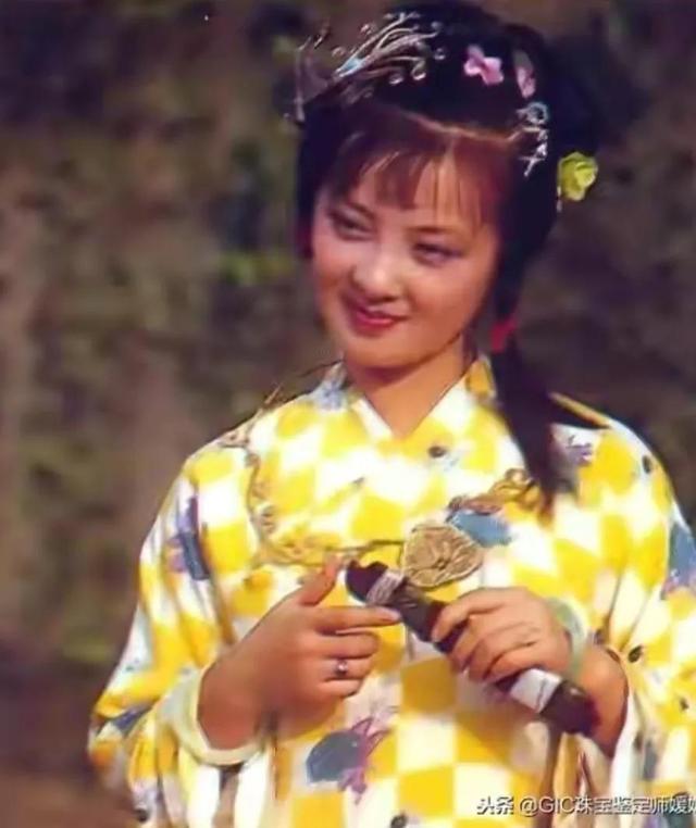 翡翠手镯能带两只胳膊上吗两只手能同时带手镯吗-第2张图片-翡翠网 翡翠手镯能带两只胳膊上吗两只手能同时带手镯吗-第2张图片-翡翠网