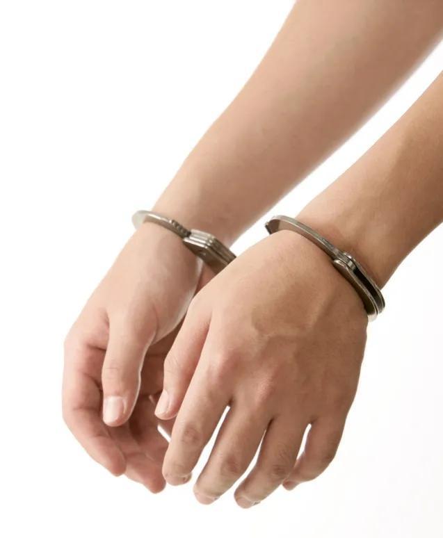 翡翠手镯能带两只胳膊上吗两只手能同时带手镯吗-第8张图片-翡翠网 翡翠手镯能带两只胳膊上吗两只手能同时带手镯吗-第8张图片-翡翠网