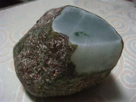 翡翠原石上的绿点翡翠大谷地原石-第1张图片-翡翠网 翡翠原石上的绿点翡翠大谷地原石-第1张图片-翡翠网