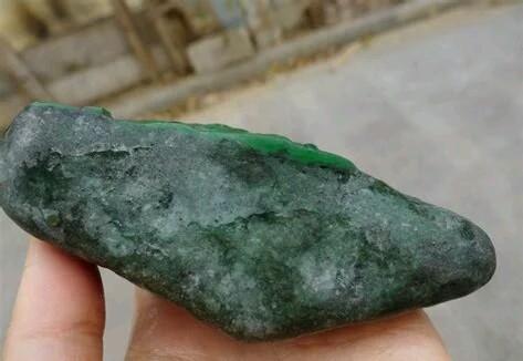 翡翠原石上的绿点翡翠大谷地原石-第2张图片-翡翠网 翡翠原石上的绿点翡翠大谷地原石-第2张图片-翡翠网