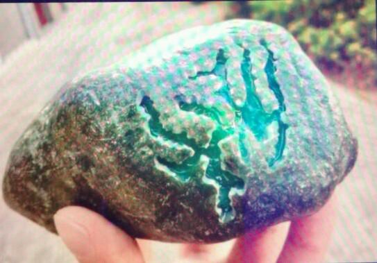 翡翠原石上的绿点翡翠大谷地原石-第5张图片-翡翠网 翡翠原石上的绿点翡翠大谷地原石-第5张图片-翡翠网