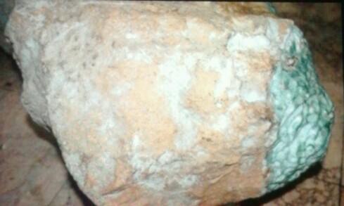 翡翠原石上的绿点翡翠大谷地原石-第6张图片-翡翠网 翡翠原石上的绿点翡翠大谷地原石-第6张图片-翡翠网