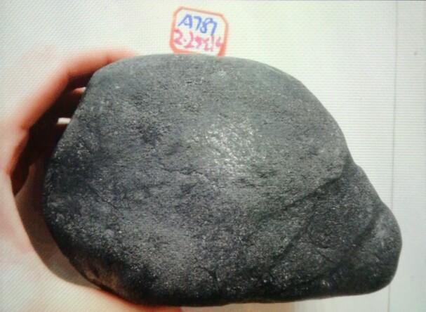 翡翠原石上的绿点翡翠大谷地原石-第7张图片-翡翠网 翡翠原石上的绿点翡翠大谷地原石-第7张图片-翡翠网