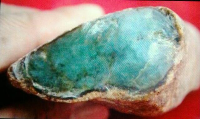 翡翠原石上的绿点翡翠大谷地原石-第8张图片-翡翠网 翡翠原石上的绿点翡翠大谷地原石-第8张图片-翡翠网