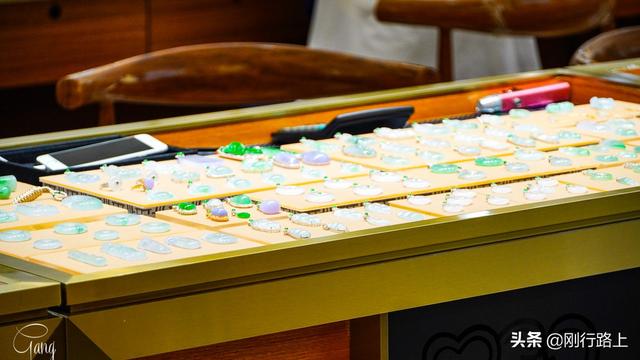 哪里有原石批发市场,翡翠原石摆件批发市场-第3张图片-翡翠网 哪里有原石批发市场,翡翠原石摆件批发市场-第3张图片-翡翠网