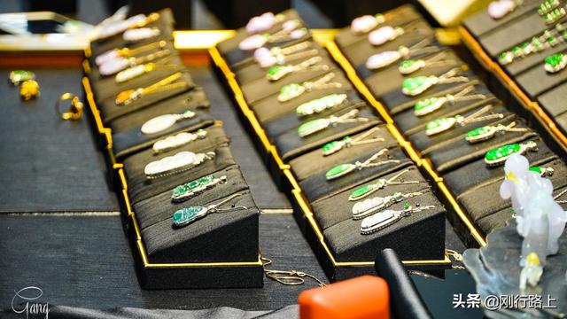 哪里有原石批发市场,翡翠原石摆件批发市场-第4张图片-翡翠网 哪里有原石批发市场,翡翠原石摆件批发市场-第4张图片-翡翠网